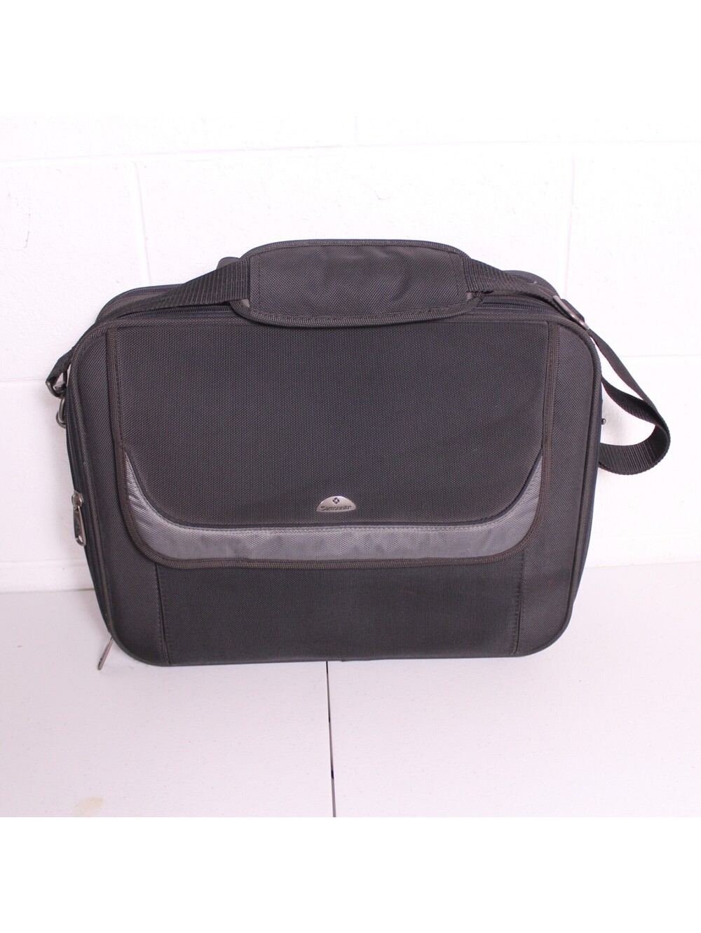 Samsonite XL Laptop Briefcase Messenger Bag Black Nylon Fits 17.3" 18.4"